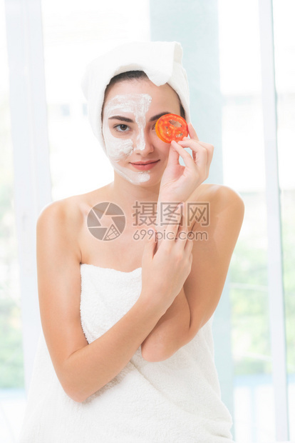 进行番茄美容面部皮肤护理的美女图片