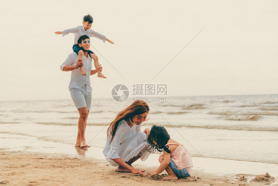幸福家庭夏天去热带沙滩度假图片