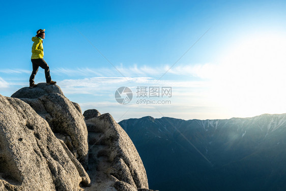 成功登顶的远足者图片