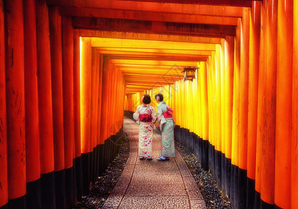 穿着传统日本和服的人在神庙散步图片