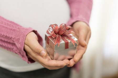 孕妇手中拿着小礼物图片