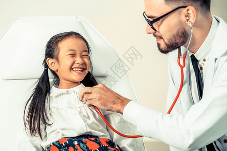 孩子在医院办公室看病与医生愉快的看病图片