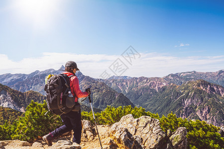 登上阿尔卑斯山的徒步旅行者图片