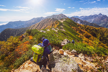 在日本阿尔卑斯山上徒步旅行者图片