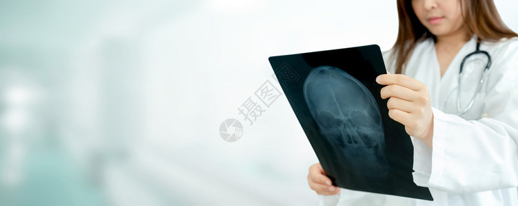 女医生或外科在院检查病人的x光图象图片