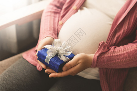 孕妇为出生小孩准备礼物图片