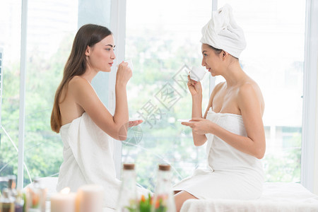 2名妇女在豪华日间温泉疗养图片