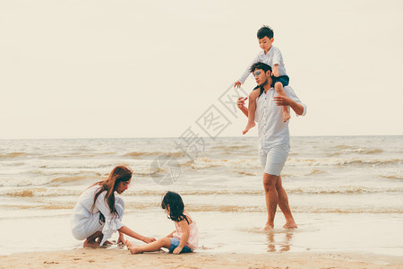 沙滩上幸福一家人玩耍场景图片