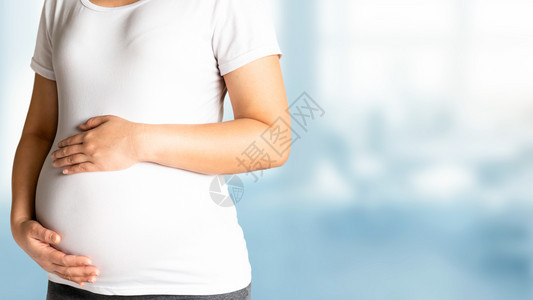 接受医院健康检查的孕妇图片