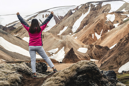 在高地冰原挪威欧洲高原的超现实自然景观上旅行美丽的多彩雪山地形以夏季探险和户外散步闻名图片