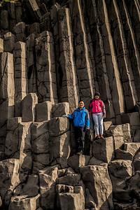 位于独特的火山岩层上的旅行者图片
