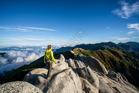 户外徒步旅行的背包客图片