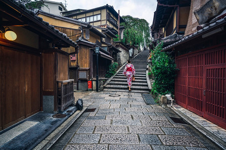 古镇街道上穿着日本和服的人图片