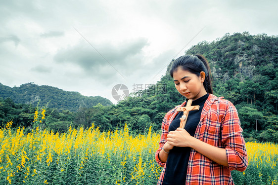 穿着格子衬衣的女孩图片