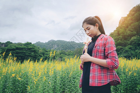 穿着格子衬衣的女孩图片