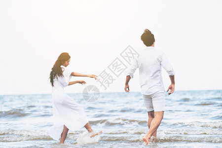 情侣在海滩上约会背景图片