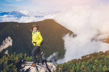 登上阿尔卑斯山上的徒步旅行者图片