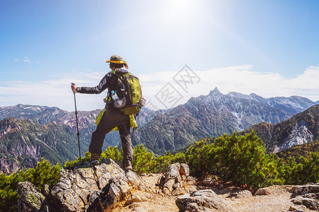 登上阿尔卑斯山上徒步旅行者图片