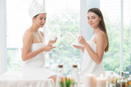 2名妇女在豪华日间温泉疗喝茶图片