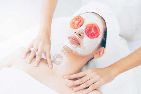 面部番茄奶油美容皮肤护理的美女图片