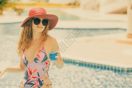 穿着泳衣的年轻美女正在暑假旅行和生活方式图片