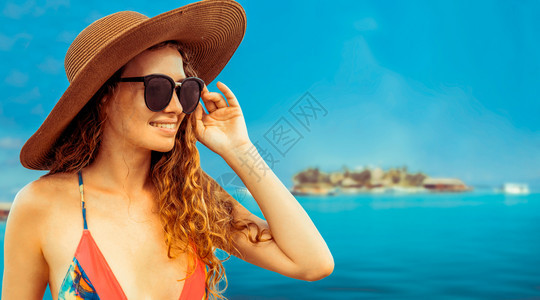 戴着时髦帽子和太阳镜的女人图片