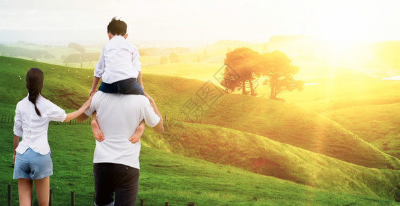母亲和父的幸福家庭在度假时怀着儿子父亲和母肩上怀着儿子图片