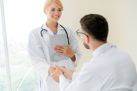 医生之间的合作与交流高清图片下载-正版图片302571865-摄图网