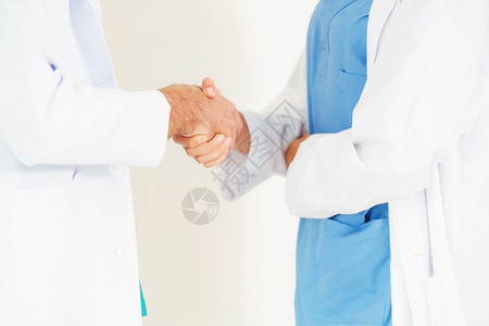 医生和外科医生握手图片