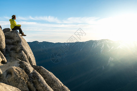 勇敢生活成功登顶的远足者背景