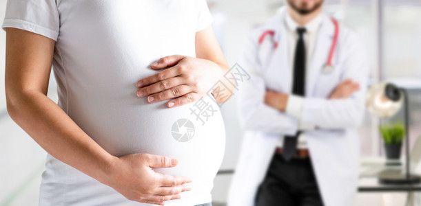 孕妇在医院看病医生图片