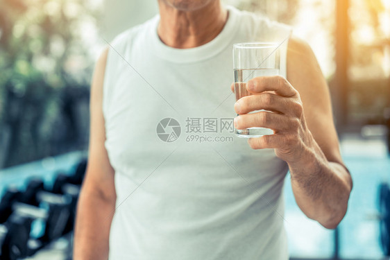 男子运动健康的生活方式图片