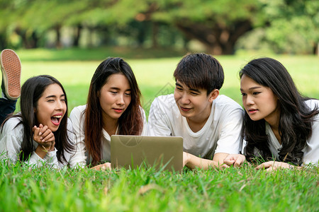 大学生们在草地上愉悦畅谈图片