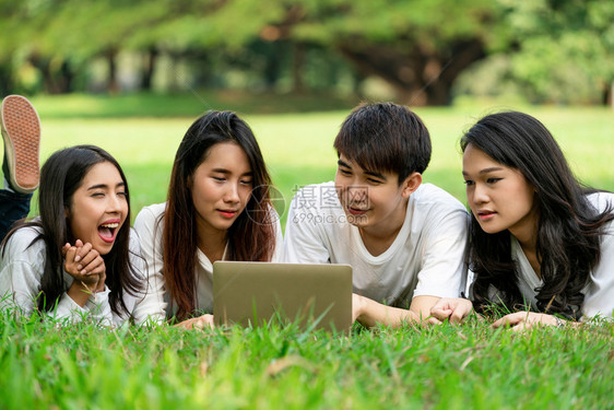 大学生们在草地上愉悦畅谈图片