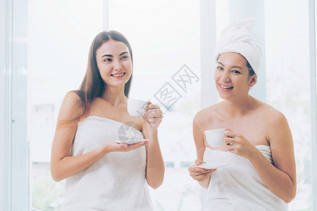 2名妇女在温泉疗养所谈话喝茶图片