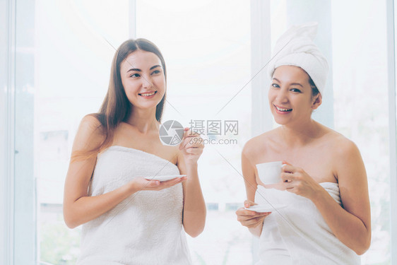 2名妇女在温泉疗养所谈话喝茶图片