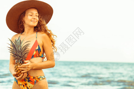 穿着泳衣的年轻美女暑假旅行和生活方式夏天在海滩上穿泳衣的快乐女子图片