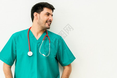 年轻男医务人员的绿色制服肖像白背景的听诊器医疗保健生服务概念图片