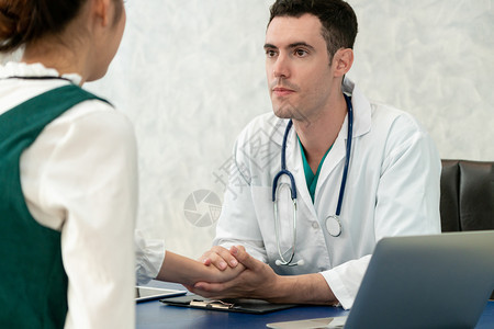 年轻医生在检查女病人图片