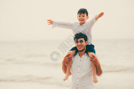 儿子骑在父亲的脖子上图片