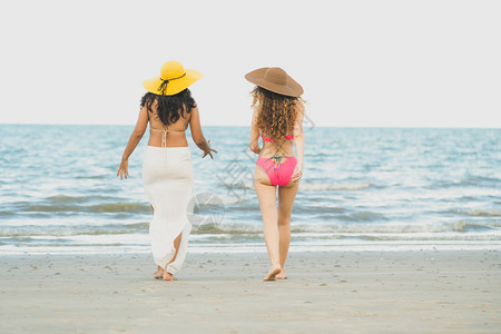 快乐的女人在夏天去沙滩晒太阳图片
