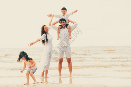 幸福家庭暑假在热带沙滩上度假图片