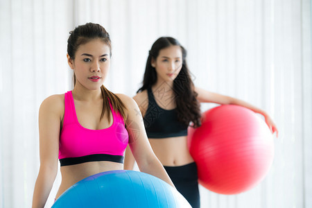 两名健康女子在课堂锻炼中拥有健身球图片