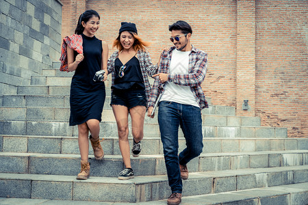 一群大学生走下楼梯图片素材
