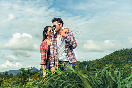情侣在山上草地度蜜月图片