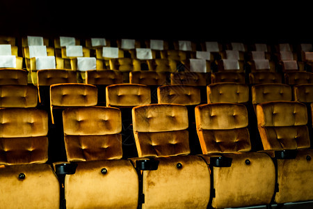 一排黄色的座椅 电影院子上有爆米花图片