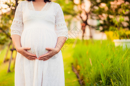 怀孕妇女对在花园之家的新生活感到快乐背景图片