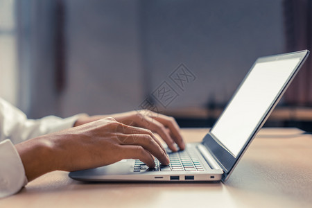 商人在办公室电脑键盘上打字图片
