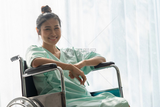 病人受伤康复后坐在轮椅上图片