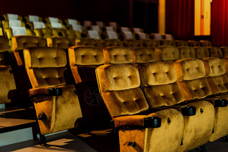 电影院一排黄色的座椅图片